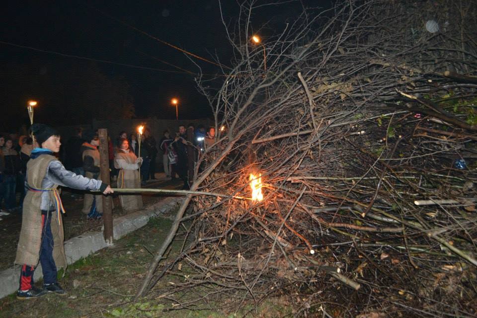 La Topoloveni, Focul lui Sumedru a fost aprins de copii şi primar