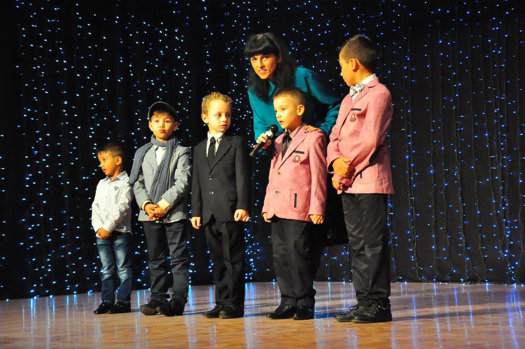 Modeling şi Bune Maniere: Serbare de sfârşit de curs la Centrul Cultural Mioveni