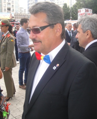 Dinescu a moştenit de la Raţiu partidul şi papionul