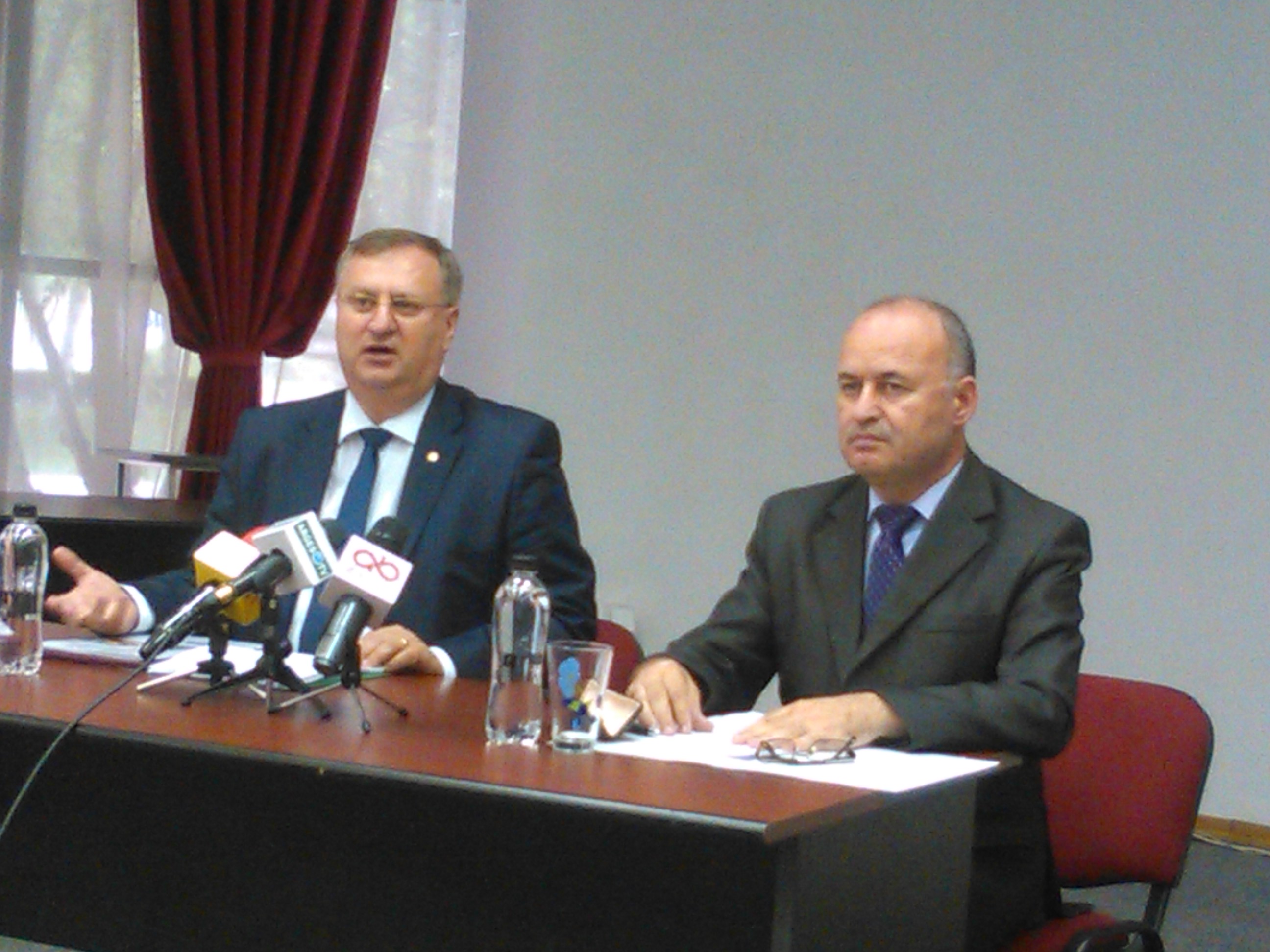 Universitatea Piteşti, somată de instanţă să cheltuiască nişte bani pe care nu-i are