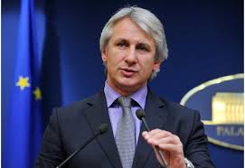 Teodorovici: Firmele care construiesc drumuri şi nu respectă termenele „zboară, efectiv”