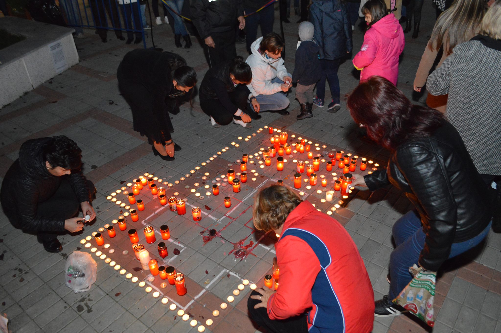 COMEMORARE LA MIOVENI: SLUJBA RELIGIOASĂ, FLORI SI LUMÂNĂRI, ÎN MEMORIA VICTIMELOR INCENDIULUI DIN CLUBUL COLECTIV