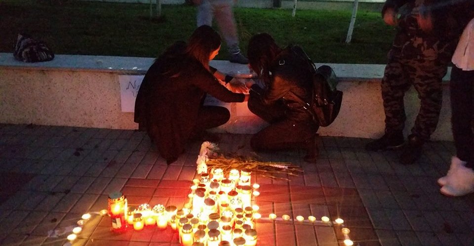 Mioveni: Altar ridicat pe platoul din centrul civic în memoria victimelor din clubul Colectiv