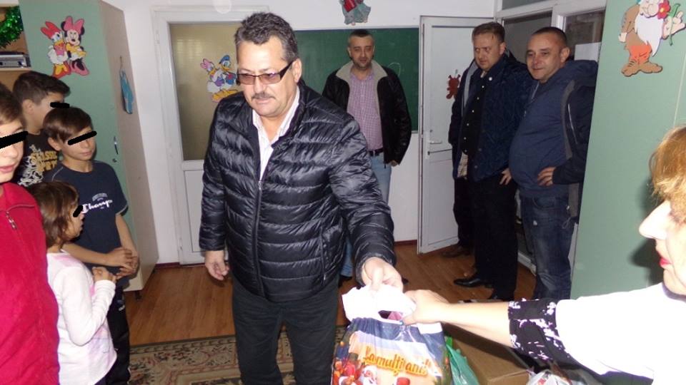 Conducerea PNȚCD Argeș- Moș Crăciun de ocazie pentru copiii nevoiași