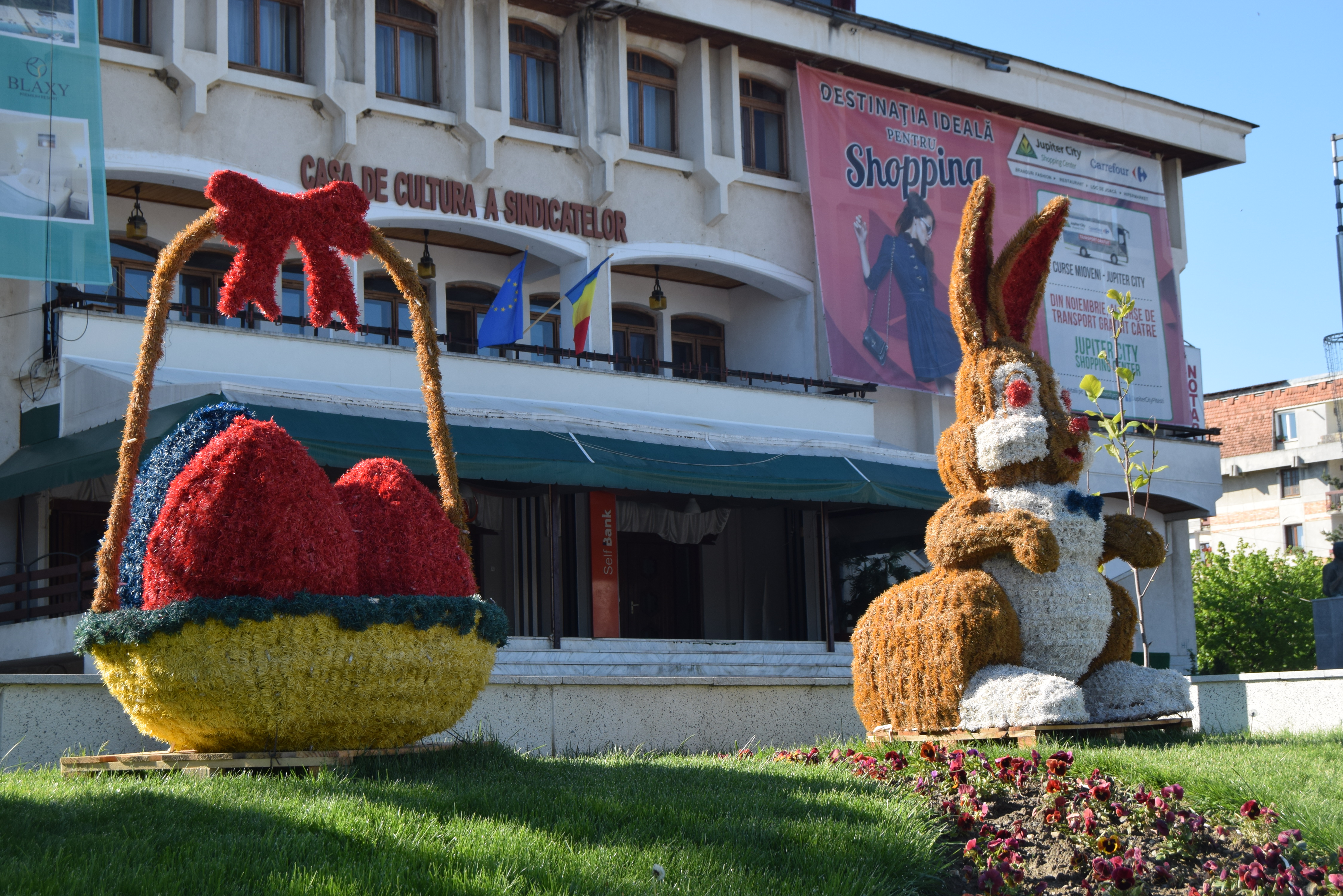Centrul oraşului Mioveni, decorat cu iepuraşi, miei, pui şi ouă gigant
