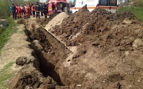 ACUM! Persoană prinsă de un mal de pământ