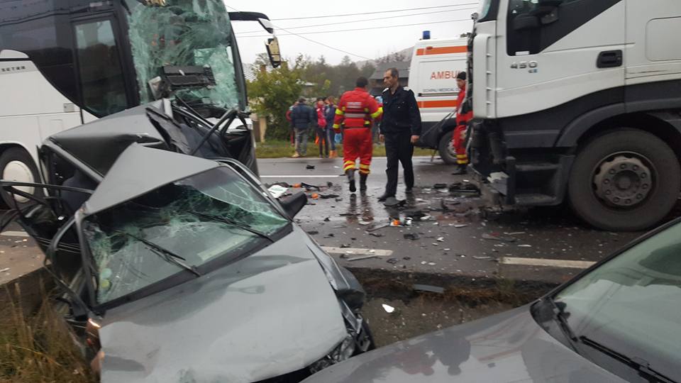 Accident la Valea Ursului! Trei mașini implicate