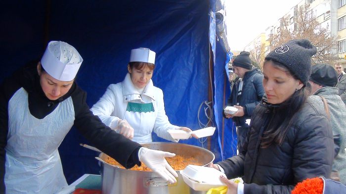 Sarmale şi ţuică fiartă în Piaţa Primăriei