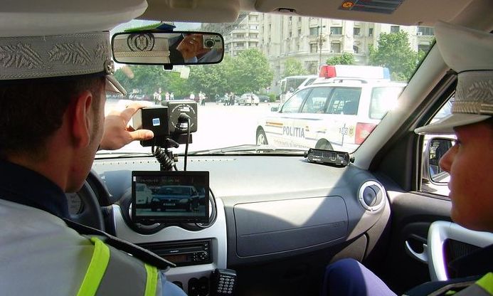 Polițiștii de la Rutieră pot da amenzi pe baza informațiilor comunicate prin radio de operatorul radar