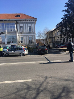 Coliziune între un SEAT și un Ford în Pitești. O persoană rănită