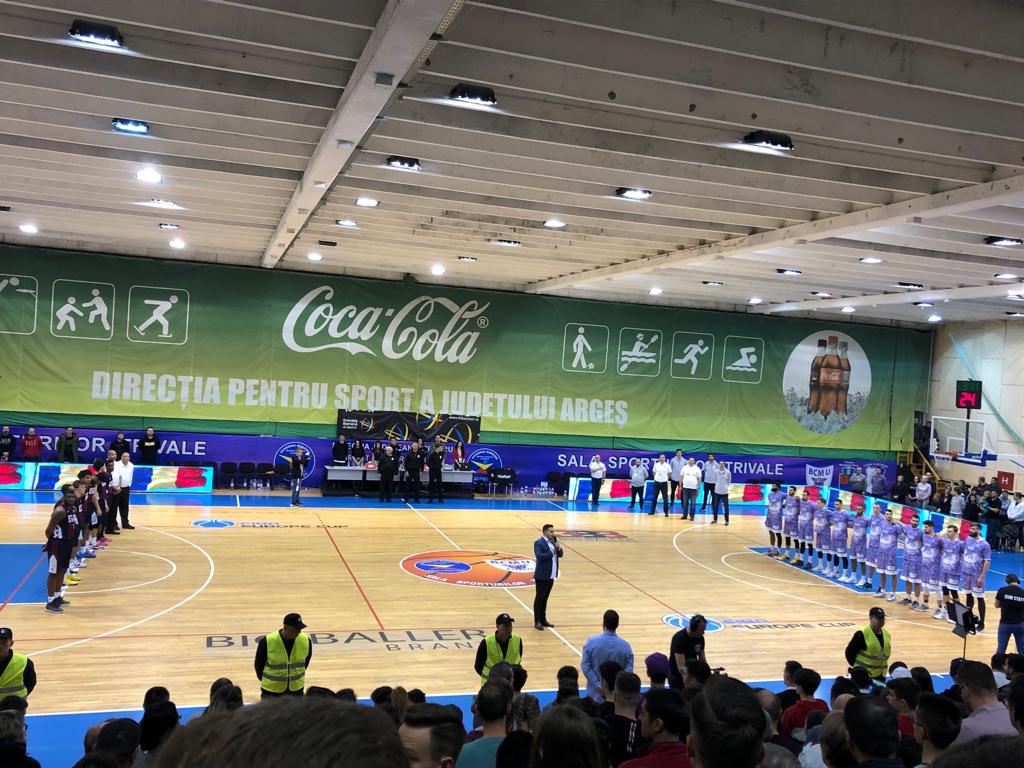 Sală plină cu suporteri la meciul dintre BCMU si naționala de tineret a  SUA