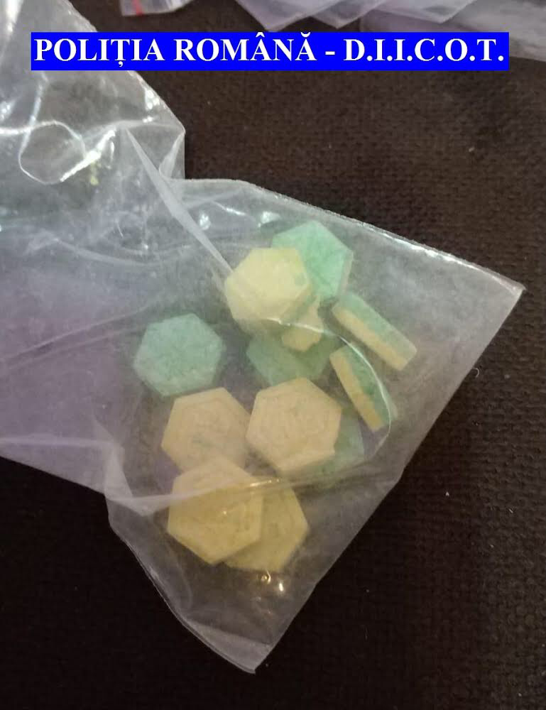 FLAGRANT ȘI PERCHEZIȚII PENTRU DESTRUCTURAREA UNEI GRUPĂRI SPECIALIZATE ÎN TRAFIC DE DROGURI