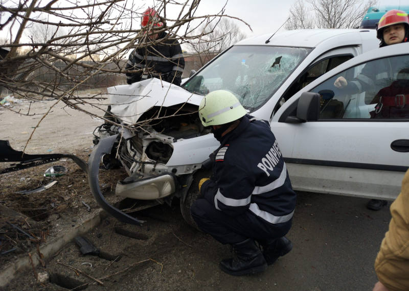 Accident în Piteşti! A intrat cu maşina în copac