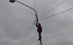 UPDATE! Bărbatul electrocotat a murit!