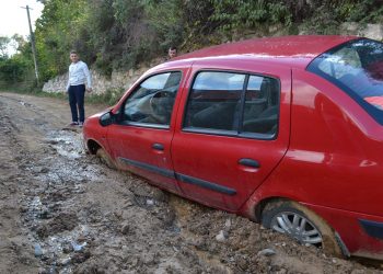 A rămas cu maşina blocată în noroi