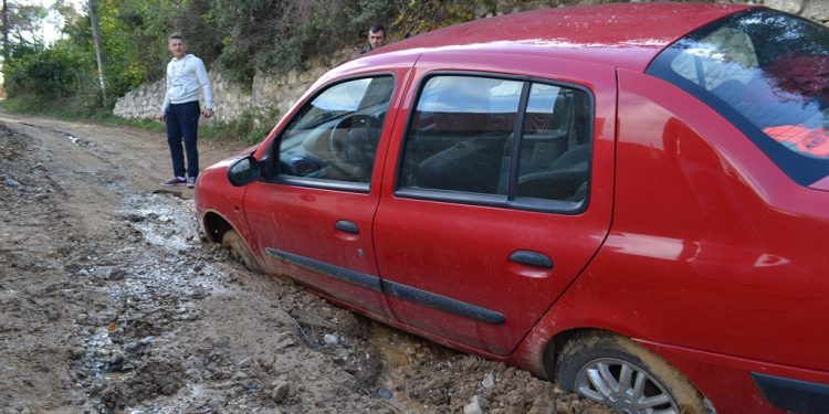 A rămas cu maşina blocată în noroi