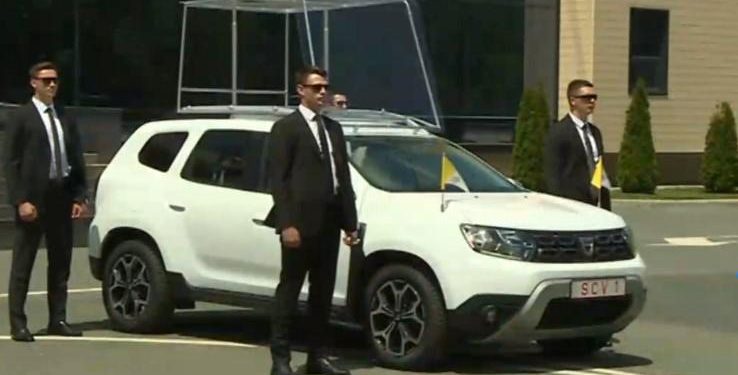 Papa Francisc se va deplasa în România cu papamobilul făcut de Dacia