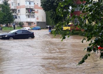 Video. Străzi inundate în Pitești, după ploaia torențială