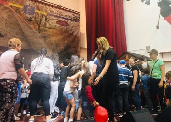 Doina Bascovului, alături de copii de 1 iunie