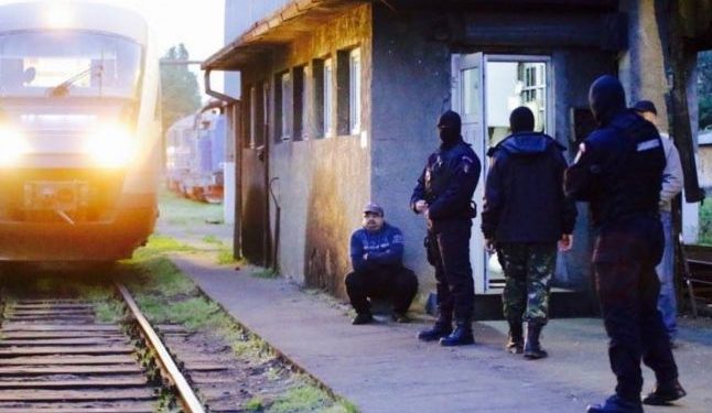 UPDATE: Percheziţii la persoane bănuite de furt de carburant! Şase bărbaţi au fost reţinuţi