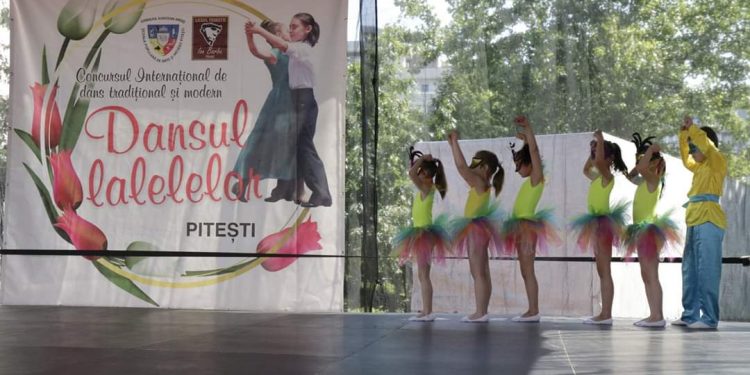 Peste 700 de copii au participat la „Dansul Lalelelor” de la Piteşti