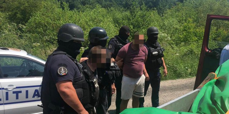 2 bărbați supectați de furtul mai multor produse de valoare opriți în trafic și încătușați