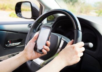 Fără mobil când conduceti!Care sunt sancțiunile și când intră în vigoare noile reglementări