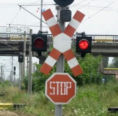Atenţie la trecerea la nivel cu calea ferată !