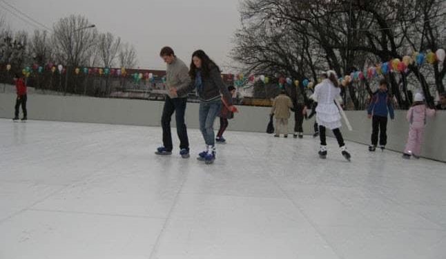 Se montează patinoarul din Trivale