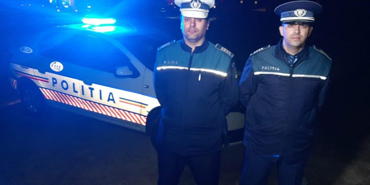 EROII ZILEI: Salvați din incendiu de doi polițiști argeșeni