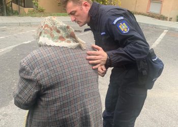 Femeie rătăcită pe străzi, salvată de jandarmi