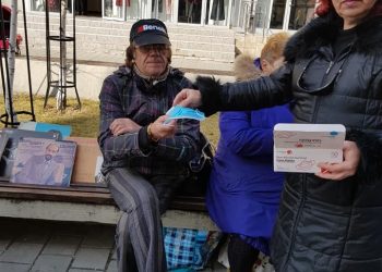 Măşti medicale, distribuite de doctorul Eny Pavel