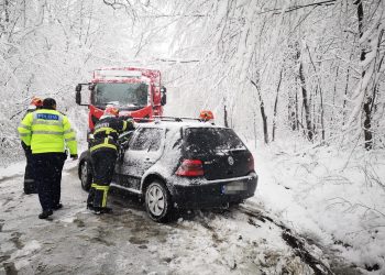 Autoturism scos din șanț de pompieri