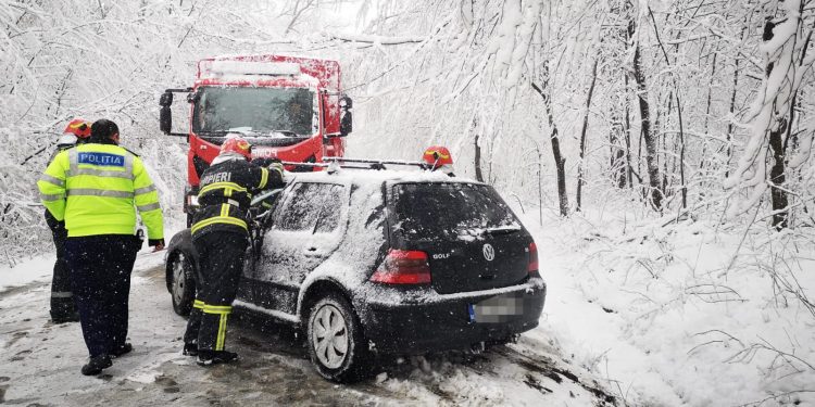 Autoturism scos din șanț de pompieri