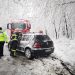 Autoturism scos din șanț de pompieri