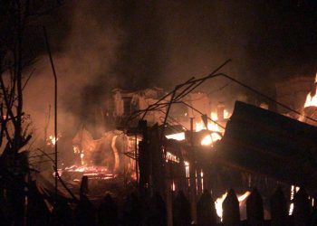 O femeie de 59 de ani a fost găsită carbonizată într-o casă cuprinsă de flăcări