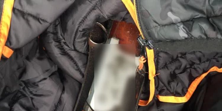 DOI TINERI AU FOST REŢINUŢI  PENTRU FURTUL UNEI ARME DE VÂNĂTOARE