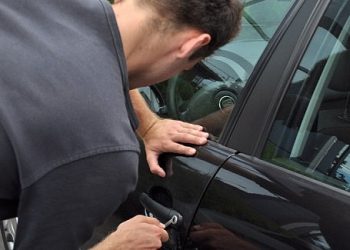 Trei tineri s-au ales cu dosar penal pentru furtul unei mașini