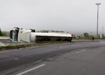 Camion cu carburanți, răsturnat la Bascov!