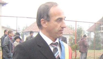 VIDEO/ Primăria Mihăești amenință cu plângere penală firma care a asfaltat direct pe iarbă