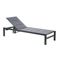 Bătrân amendat deoarece oferea spre închiriere șezlonguri