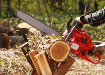 Un bărbat din Merișani s-a tăiat cu drujba