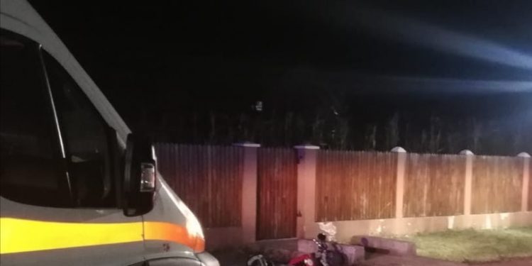 Doi tineri din Argeş au ajuns la spital, după ce au intrat cu motocicleta într-un cap de pod