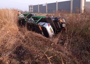 Un camion care transporta autoturisme s-a răsturnat pe autostradă