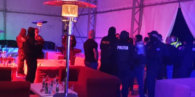 13 petrecăreți, amendați de polițiști