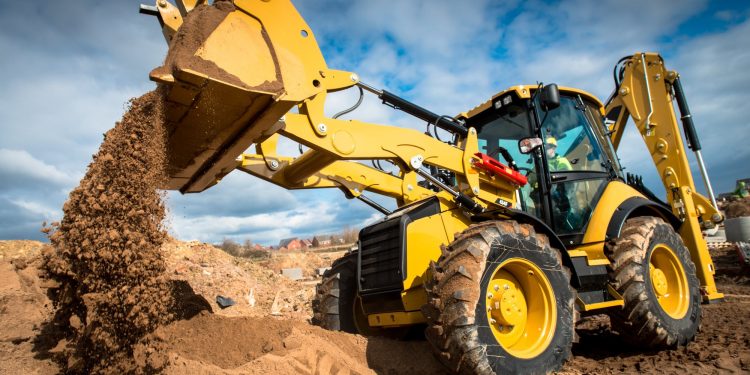 A luat avans pentru vânzarea unui buldoexcavator pe care nu-l avea!