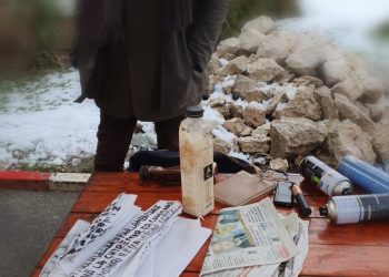 Bărbat depistat că scria mesaje pe clădiri