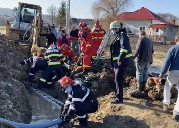 ACUM! PERSOANĂ SURPRINSĂ DE PĂMÂNT ÎN TIMP CE SĂPA UN ȘANȚ