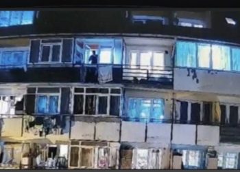 O familie din Pitesti ca fi evacuată din locuință. A aruncat gunoiul pe geam