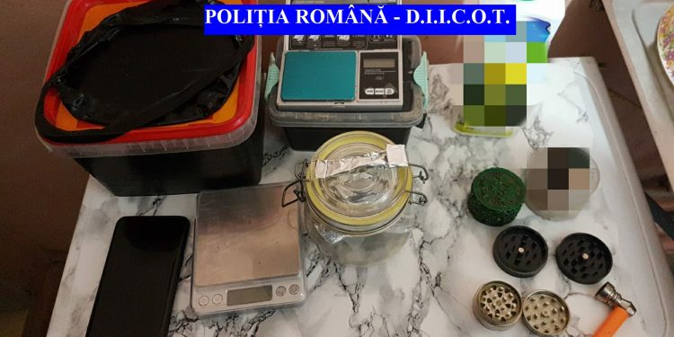 PERCHEZIȚII PENTRU DESTRUCTURAREA UNEI GRUPĂRI DE TRAFIC DE DROGURI